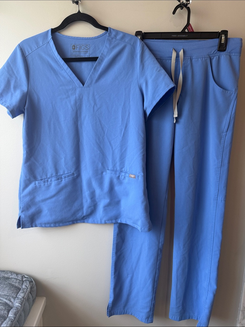 Figs Sky Blue Scrub Small Top & Drawstring XS\T Pants. See measurements